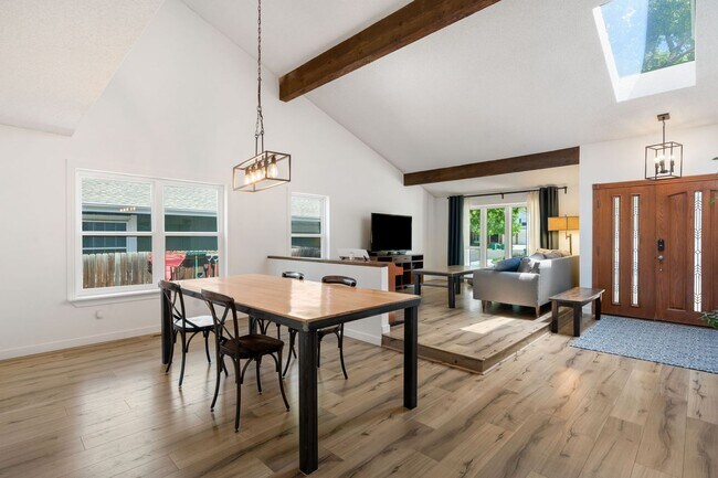 Foto del edificio - 4BD, 2.5BA Westminster Home with Back Yard