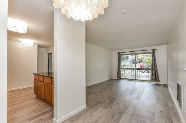 Building Photo - Light And Bright One Bedroom Condo In Oakl...