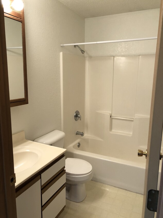 Full bath - 2401 9th St