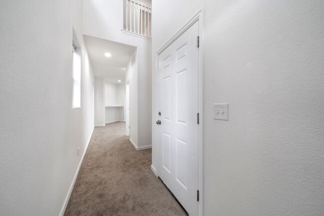 Foto del edificio - Brand new 3 bed 2.5 bath townhome $500 mov...