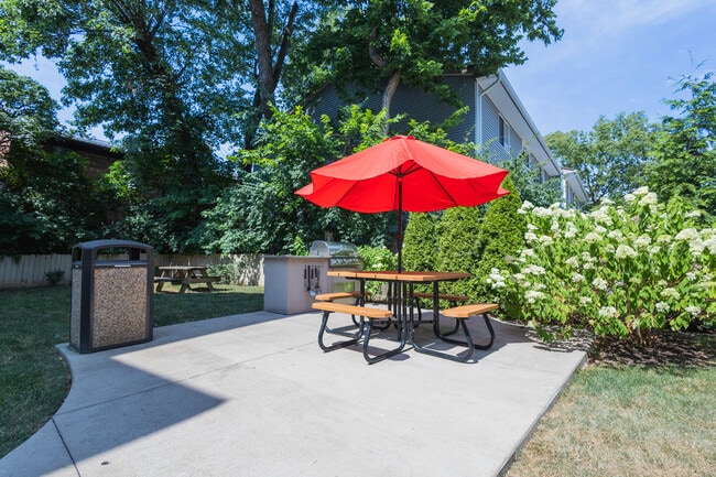 Courtyard Grilling - Limestone Square/Medical Villas Apartments