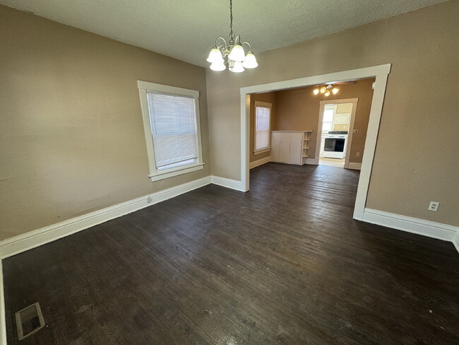 Foto del edificio - "Charming 2-Bedroom Gem in Wichita: Cozy 1...