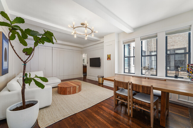 Building Photo - 157 E 72nd St