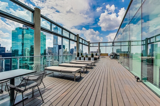 Foto del edificio - 600 N Fairbanks Ct