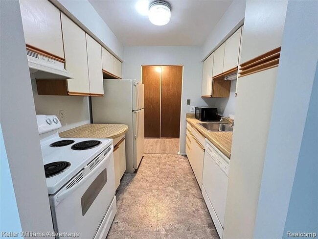 Foto del edificio - 30056 W 12 Mile Rd