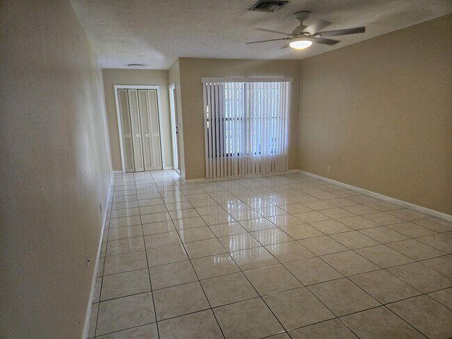 Building Photo - 7910 NW 70th Ct