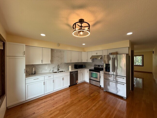 Building Photo - Modern 4 bed 2 Bath Split Level Single Fam...