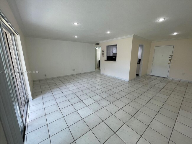 Building Photo - 10361 N Kendall Dr