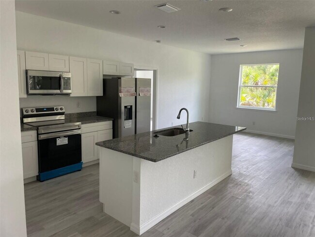 Foto del edificio - Gorgeous and Furnished 3/2/2 on a quiet street!