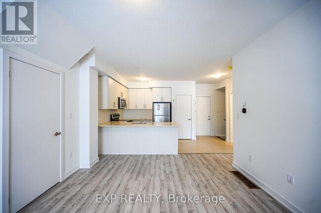 Photo du bâtiment - 590-590 N Service Rd