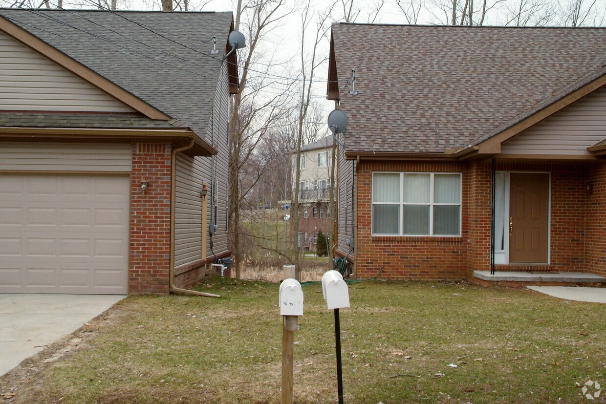 1476 Oakshade St, Walled Lake, MI 48390 Apartments in Walled Lake, MI