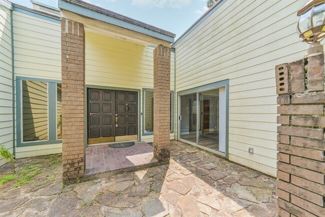 Building Photo - 9503 Dalmally St