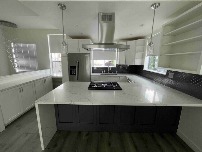 Foto del edificio - COMPLETELY UPDATED SHERMAN OAKS TOWNHOME!
