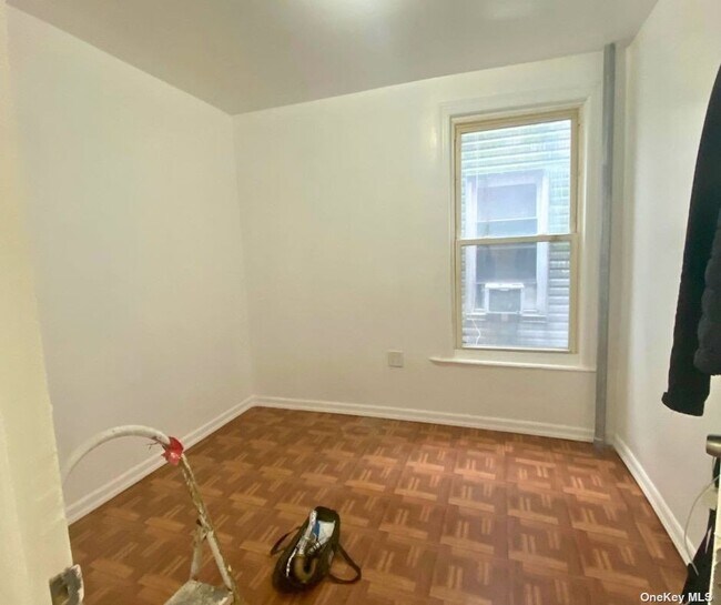 Foto del edificio - 2183 Ryer Ave