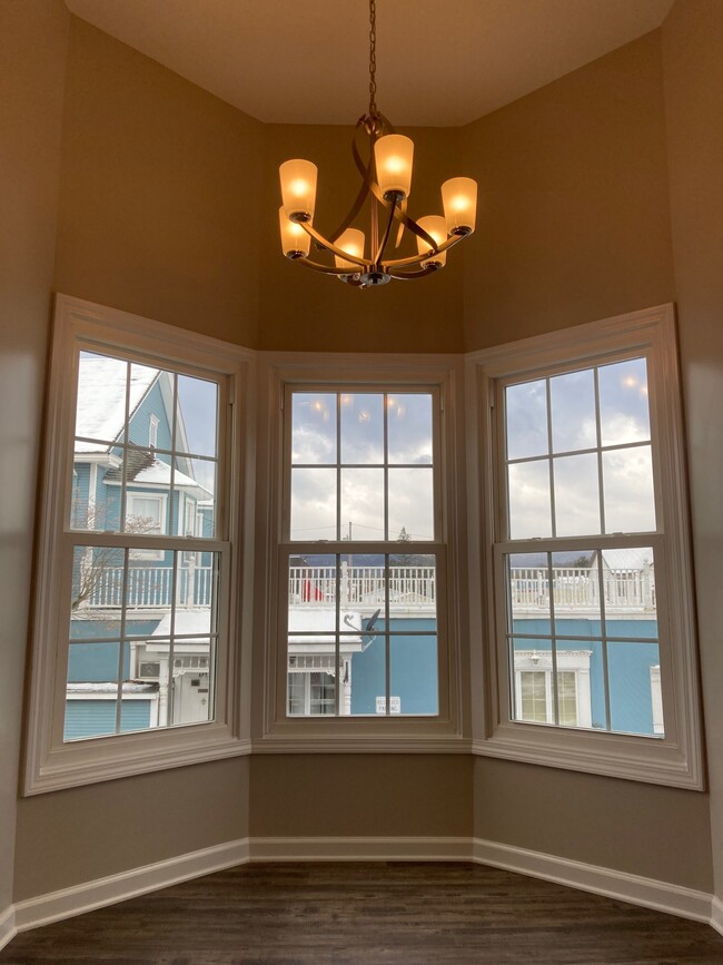 Living room with bay window - 1408 3rd Ave