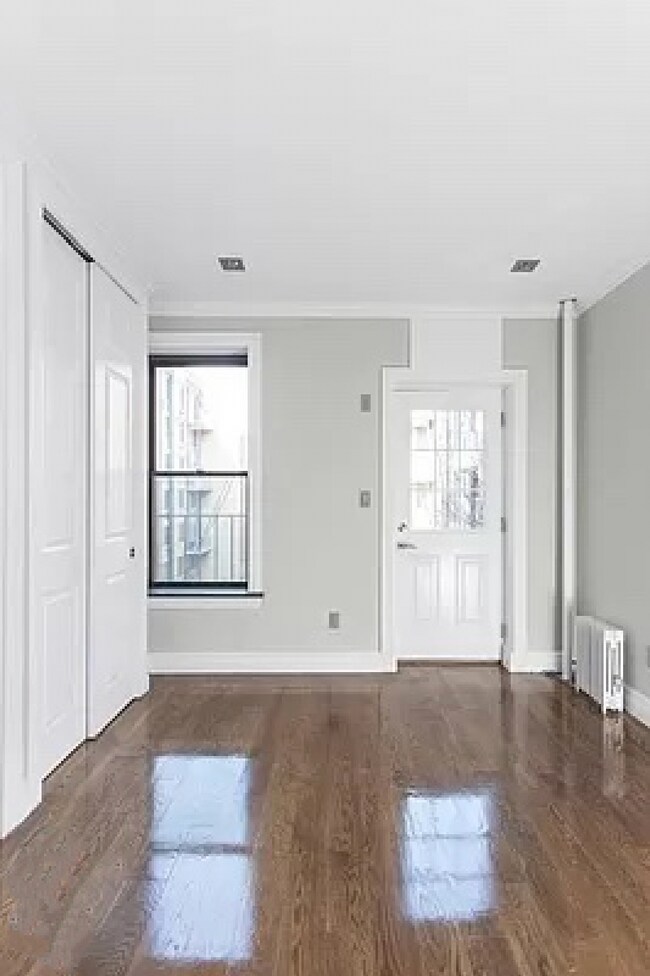 Foto del edificio - 697 10th Ave