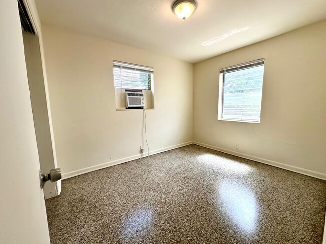 Foto del edificio - 5712 Pinewood Ave
