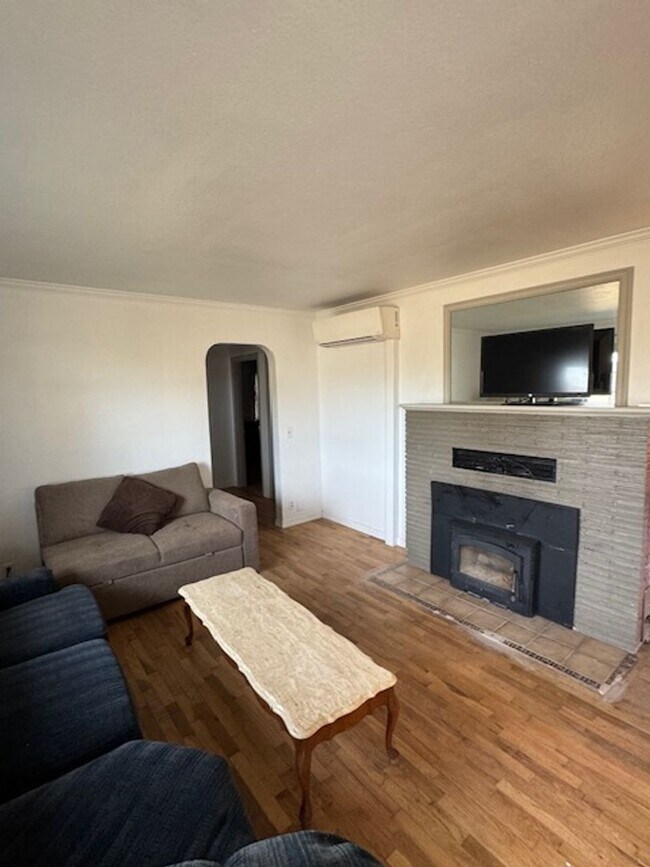 Foto del edificio - 4 BEDROOM HOME INCLUDES SEPARATE GUEST QUARTERS -FURNISHED OR UNFURNISHED- TONS OF PARKING