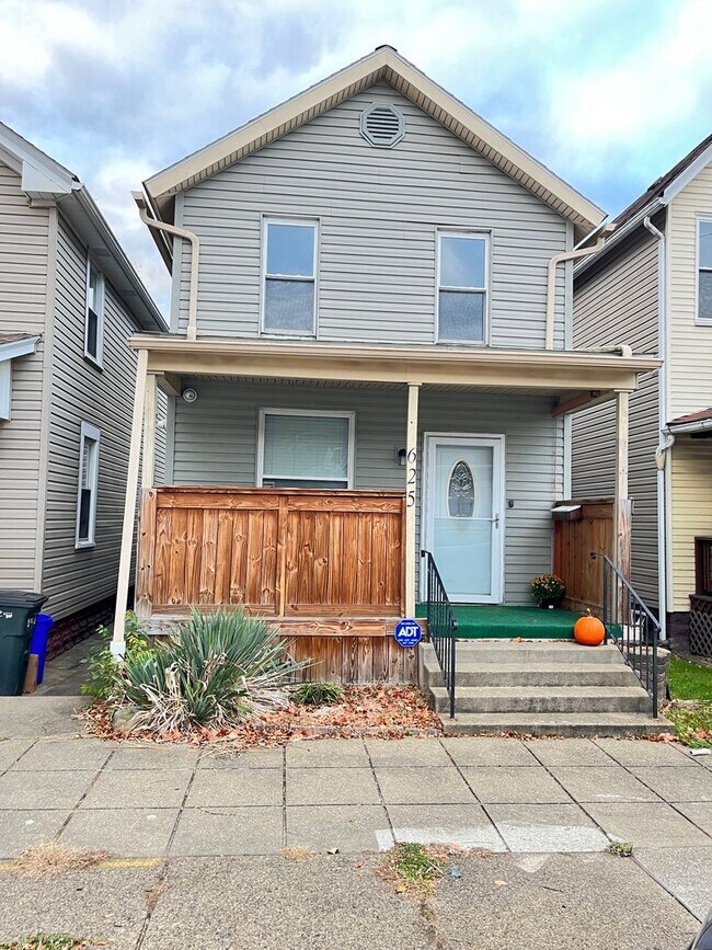 Foto del edificio - Updated home with fenced in yard