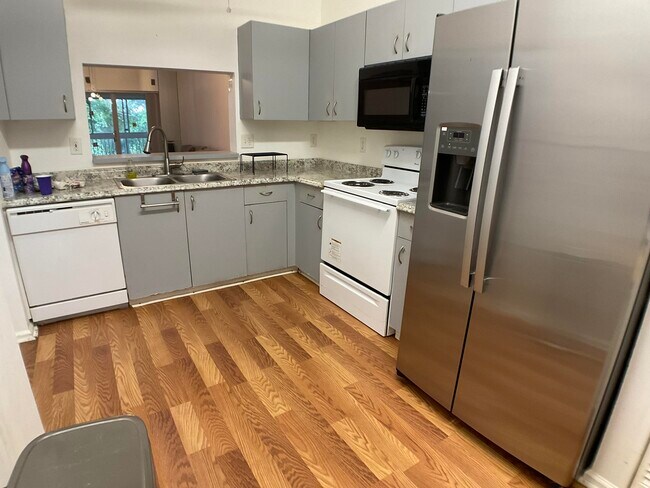 Building Photo - 5016 Rose Hill Dr