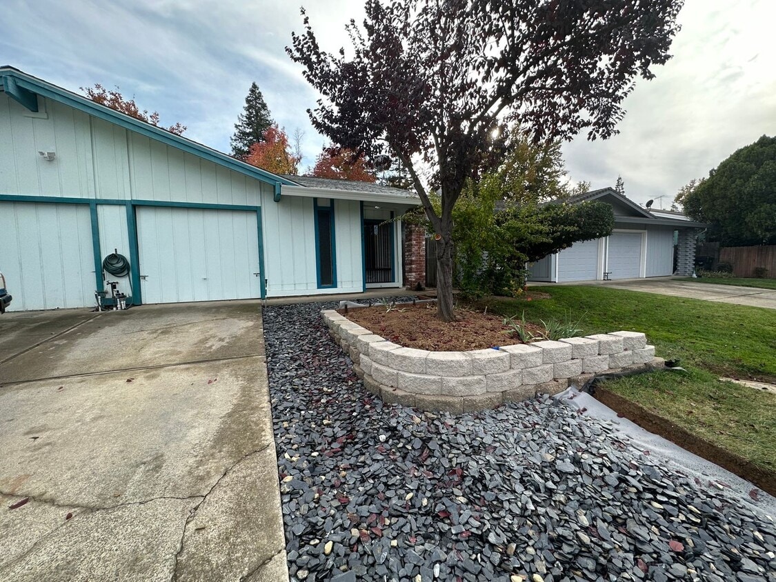 Primary Photo - Spacious 2 Bedroom Duplex
