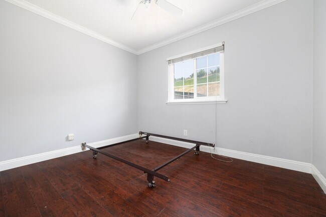 Foto del edificio - Spacious single family 3 bedroom home now ...