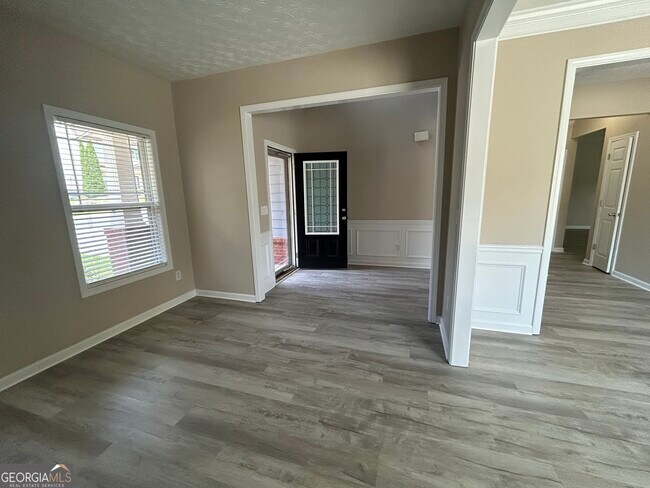 Building Photo - 2405 Village Green Dr
