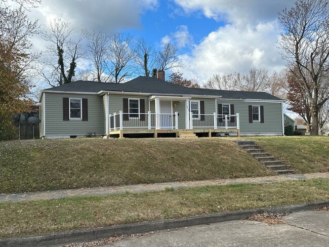 Building Photo - 4 Bedroom / 2 Bath Home Kingsport, TN