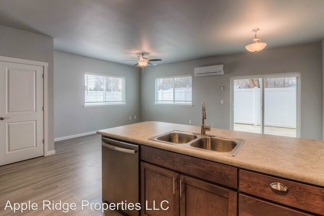 Foto del edificio - 2401 Woolsey Ln