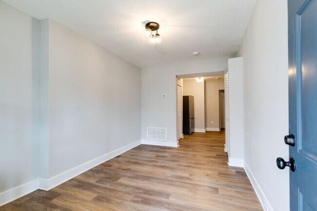 Building Photo - 613 N 32nd St