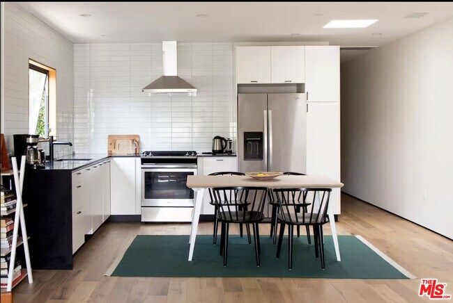 Foto del edificio - 2458 Glencoe Ave