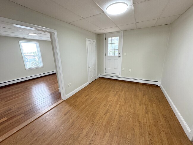 Building Photo - 1005 Winthrop Ave