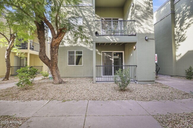 Building Photo - 740 W Elm St