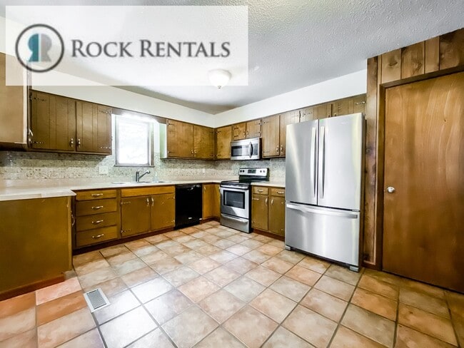 Building Photo - 3 Bed 2 Bath House near the Crazy Horse Go...