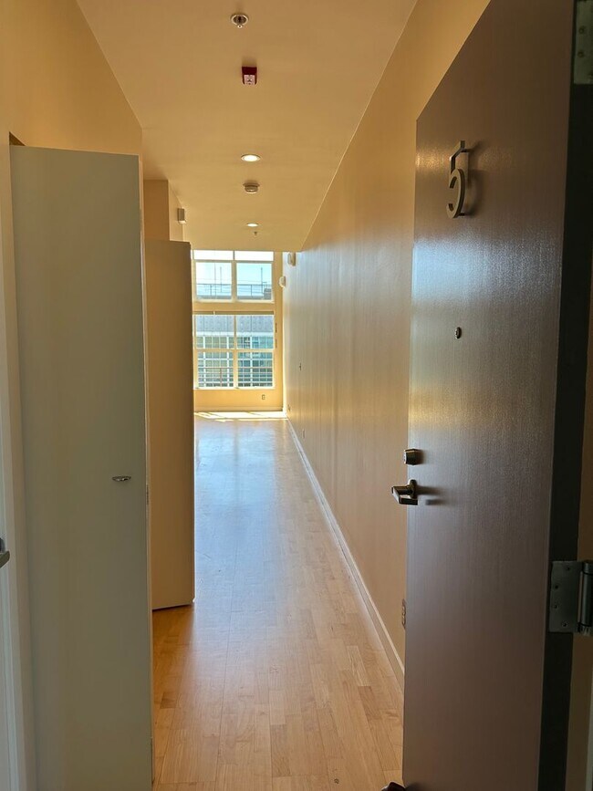Building Photo - Top Floor Live work loft with 2 baths, in ...