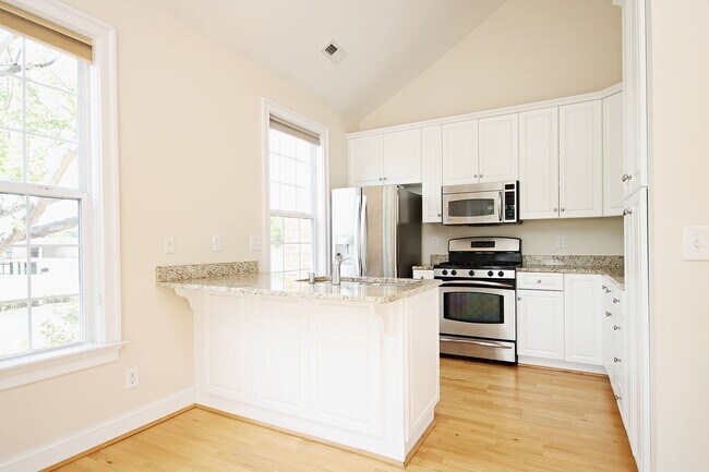 Foto del edificio - Sunlit Condo With Easy Access to Rt 29