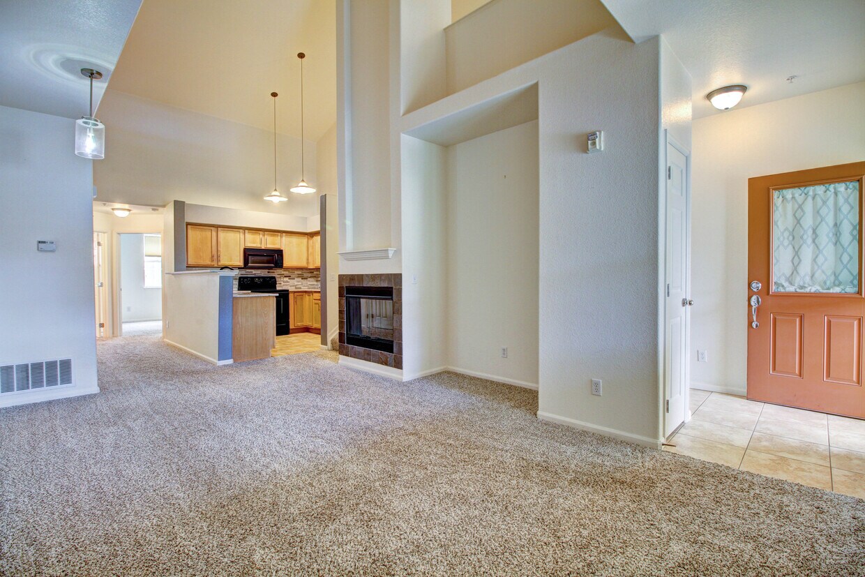 vaulted ceilings throughout - 5465 Zephyr St