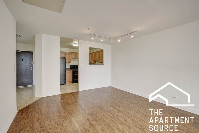 Building Photo - 1000 N La Salle Dr