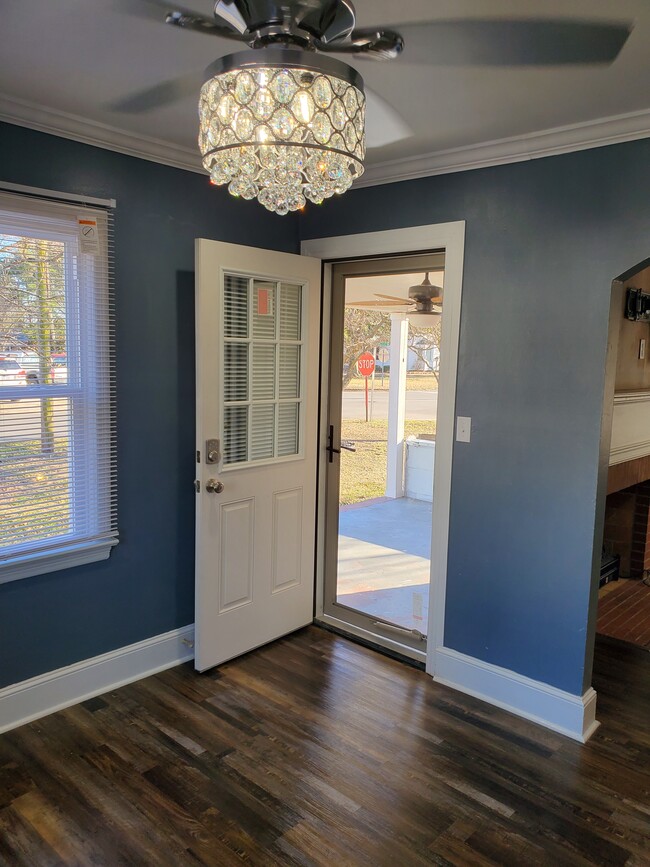 still dining room - 1100 W Harnett St