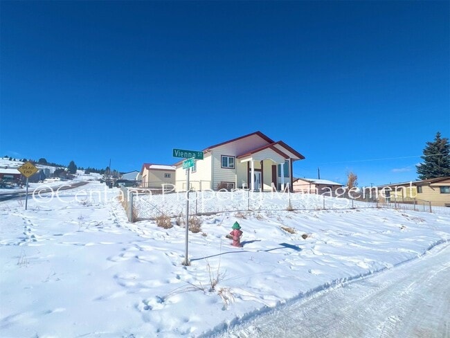 Building Photo - Beautiful home on the outskirts of town!