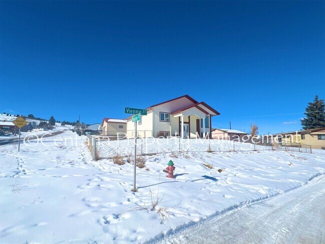 Foto del edificio - Beautiful home on the outskirts of town!