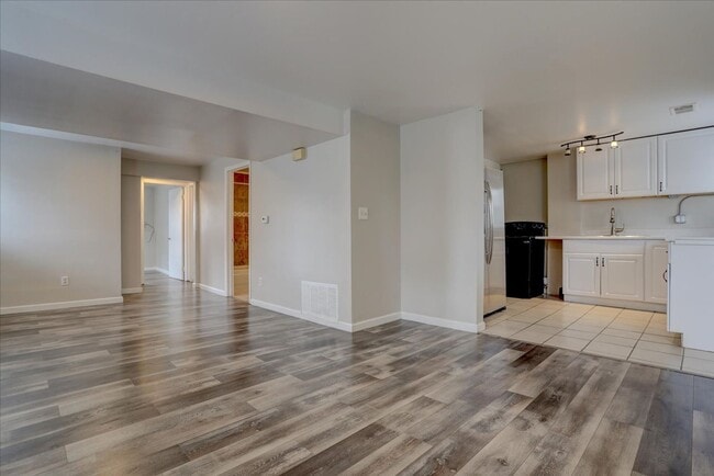 Photo - 2 bedroom 1 bathroom- lower unit House