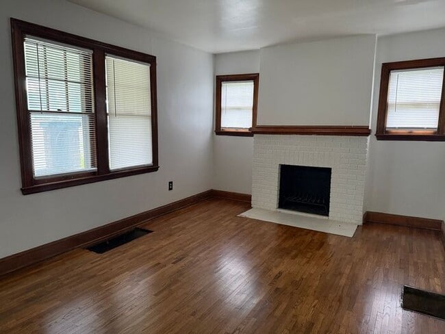 Building Photo - Cute Home on the Southside