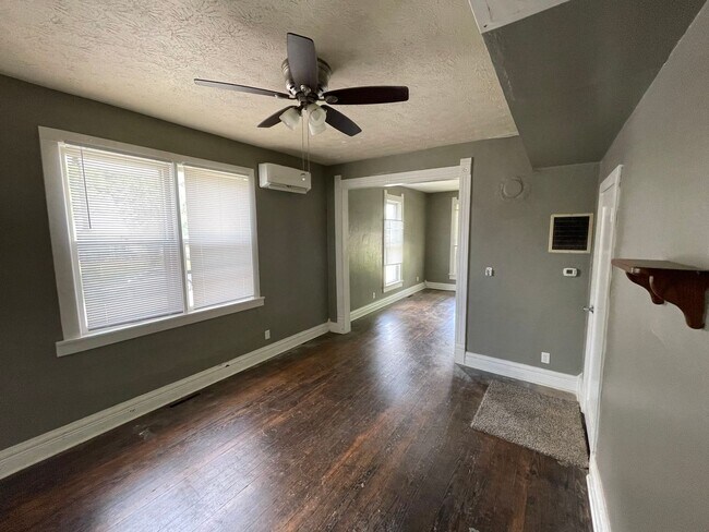 Building Photo - 2 Bedroom, 1.5 Bathroom Duplex