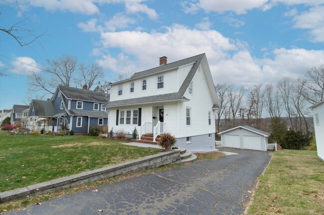 Building Photo - 315 S Orchard St