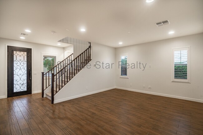 Building Photo - 227 E Beatryce St