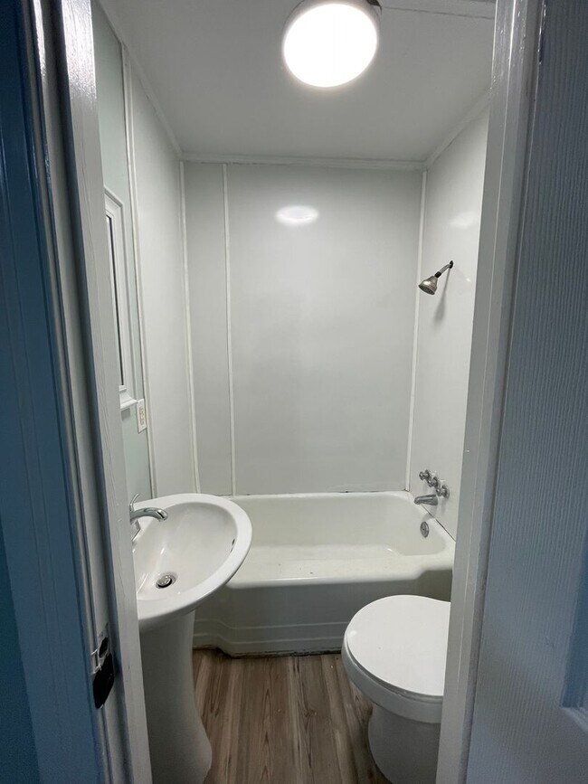 Foto del edificio - Cozy Upper Unit in Downtown Guyton – 2BR Living with Small-Town Charm