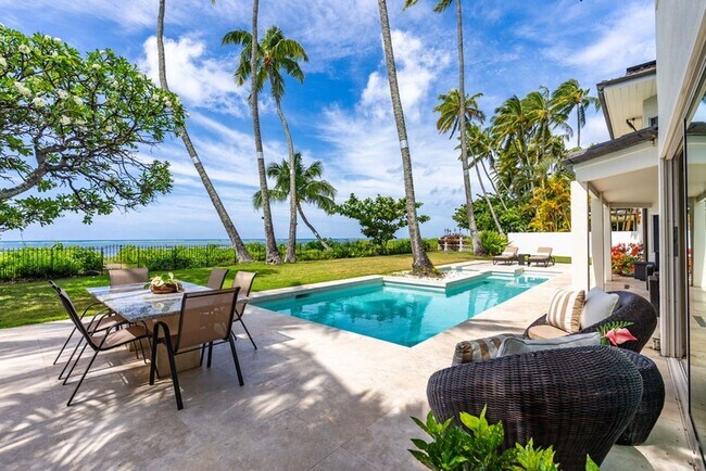 Foto del edificio - Paradise Beach Estate: Beachfront 6BR w/ Pool, Guest Suite & Pickleball