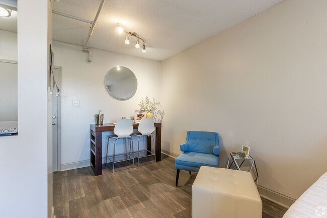 Área de comedor con pisos estilo madera e iluminación cenital - 500 Fifth