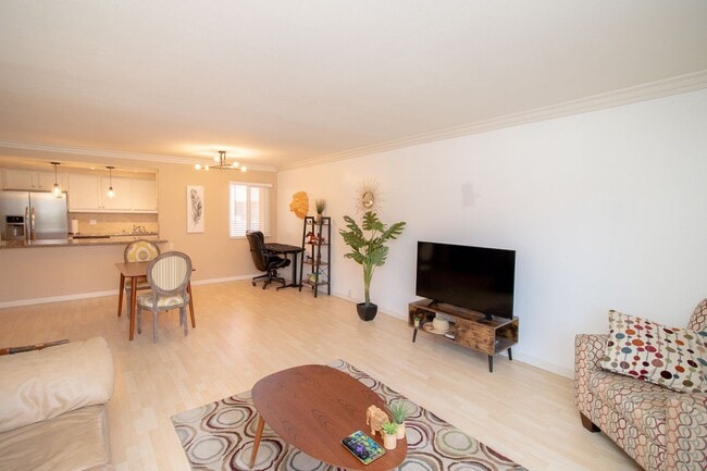 Building Photo - Beautiful 2 Bed/2 Bath With Community Pool...